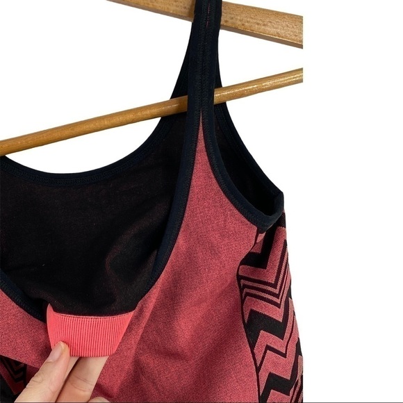 NUX Athletics - Seamless Tank Coral/Black Zigzag - Picture 4 of 5